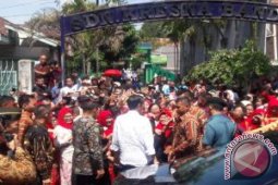 Jokowi Temui Warga Bandung Bagikan Bantuan Sosial