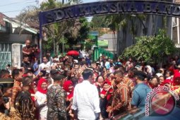 Warga Padati Taman Pendawa Tunggu Kedatangan Presiden