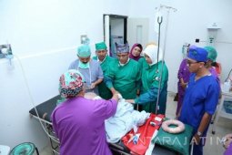 Bupati Anas Kunjungi Pasien Hidrosefalus