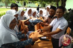 Siswa Aceh Barat sumbang baju seragam sekolah