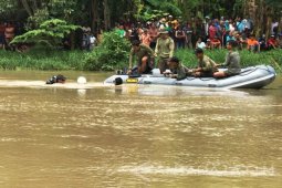Marinir Turunkan Penyelam Cari Korban Perahu Terbalik (Video)