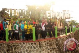 Menyisir Kampung Pelangi Sungai Kemuning