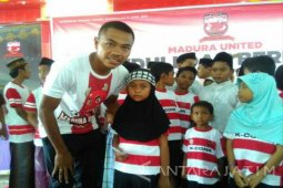 Pemain Madura United Asuh Anak Yatim