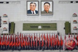 Warga Korea Utara Sambut Hari Matahari