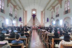 Ribuan Umat Katolik Madiun Rayakan Malam Paskah