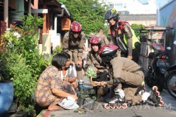 Polwan-Satpoltik Bagikan Bibit Cabai di Tunjungan Surabaya