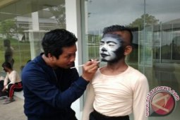 MELUKIS WAJAH SISWA