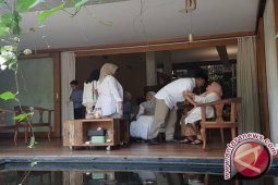 Anies sungkem kepada orang tua sebelum pencoblosan