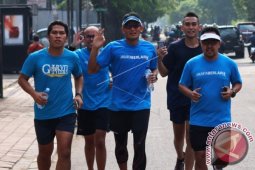 Sandiaga Uno dan Istri Gandeng Tangan Diiringi Shalawat Menuju TPS