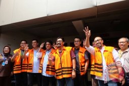 Tujuh tahanan KPK kompak acungkan tiga jari usai nyoblos