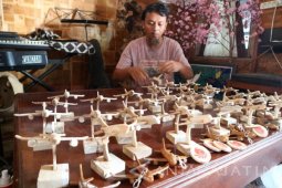 Perajin Bojonegoro Kirim Ribuan Miniatur Pesawat