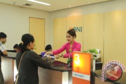BNI Denpasar Beri Hadiah Nasabah Wanita