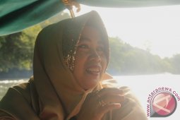 Hajah Emilia, "Kartini" Pemasok BBM Hulu Sungai Mahakam