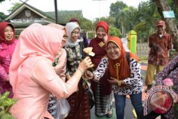 ASN wanita bagikan ratusan bunga di Jambi