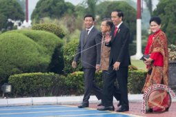 Ibu Negara Akting "Pacaran" di Depan Presiden