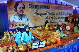 Siswi Karawitan di Hari Kartini