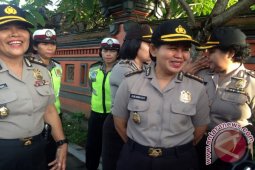 "Kartini" Polda Bali Bagikan Bunga Ke Pengendara