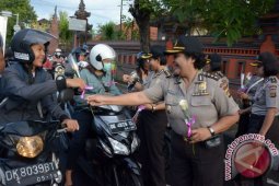 Kartini Polda Bali Bagikan Mawar