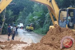 PEMBERSIHAN DAMPAK LONGSOR