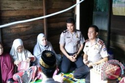 Kapolsek Daha Utara Bantu Warga Miskin