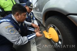 Risma Akui Keterbatasan Petugas Lapangan Tangani Parkir di Surabaya
