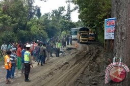 Akses Parapat Macet Akibat Jalan Amblas
