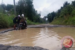Akibat Jalan Rusak Sejumlah Pengendara Mengeluh