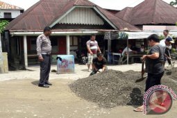 Polres Timbun Jalan Rusak