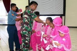 Prajurit Marinir Santuni Yatim Saat Kenaikan Pangkat