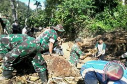 TNI Bersihkan Rumah Korban Banjir Bandang