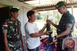 Warga Perbatasan Kembali Serahkan Senpi Rakitan