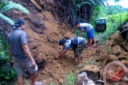 Jalur Kereta Lori Lebong Tandai Tertimbun Longsor