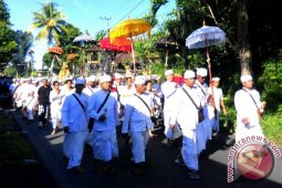 Ribuan Masyarakat Nongan Ikuti "Melasti Ngusaba Dalem"