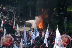 Massa Buruh Rusak Karangan Bunga Untuk Ahok-Djarot