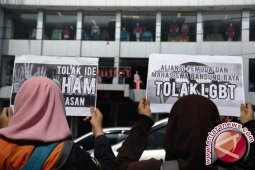 Polisi Gerebek Pesta Gay