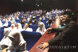 Wagub Jatim "Nobar" Kartini Peringati Hardiknas
