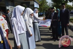 Bupati Beri Beasiswa Rp28 Juta