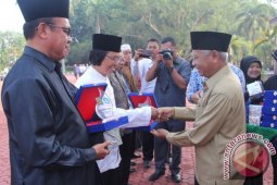 Tokoh Peduli Pendidikan Asahan Terima Penghargaan
