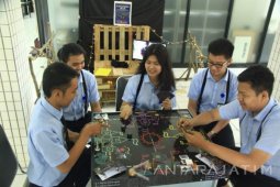 Mahasiswa Ubaya Kenalkan Statistika Lewat Permainan Karambol