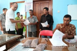 Petani Bojonegoro Mulai Buat PersemaianTembakau