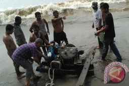 Kapal nelayan hancur dihantam gelombang
