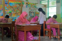 Siswa Tuna Rungu Tulungagung Keluhkan Materi UNKP