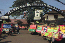 Mapolrestro Bekasi Kota Dibanjiri Puluhan Karangan Bunga