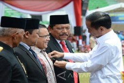 Bupati Anas Terima Satya Lencana Wirakarya