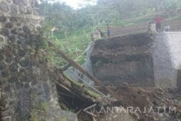 Wagub: Jembatan Poncol Magetan Ambrol Akibat Terkikis