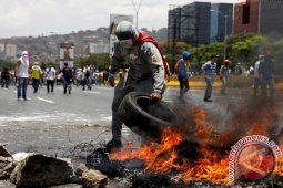 Kaum Wanita Venezuela Berunjuk Rasa Hadapi Pasukan Keamanan