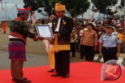 Presiden Serahkan KIS Kepada Warga Tanah Bumbu