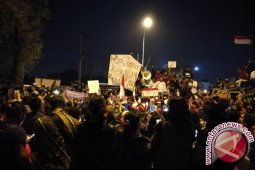 Massa pendukung Ahok membubarkan diri