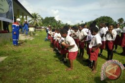 Pekerja Pertamina Mengajar Siswa SD Seget Kabupaten Sorong