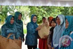 700 Paket Sembako Untuk Kaum Lansia